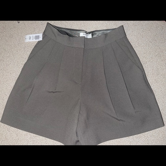 Aritzia Valentine Short BNWT - Picture 3 of 3